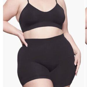 Skims Soft Smoothing Seamless Shorts in Onyx - 2X